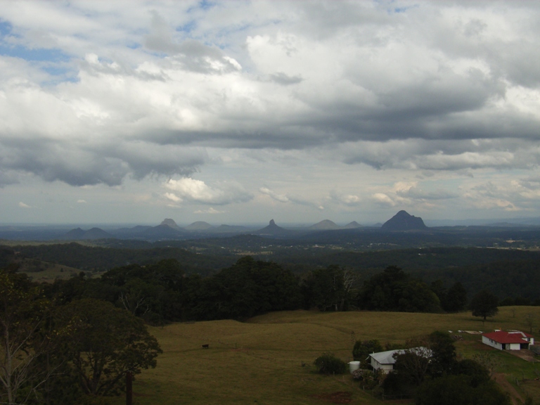 Glasshouse Mountains (even van de kust vandaan), vlakbij Australia Zoo van Steve...