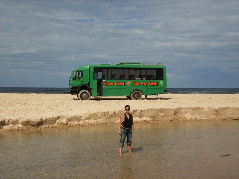 4WD bus rijdt...