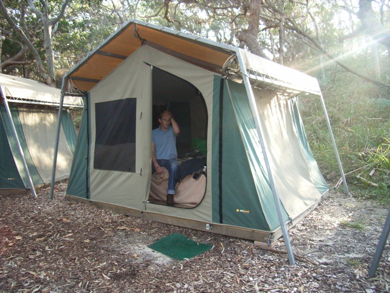 Ja, kijk maar goed, Martijn is aan het kamperen! Sort of, zie bed in de tent...