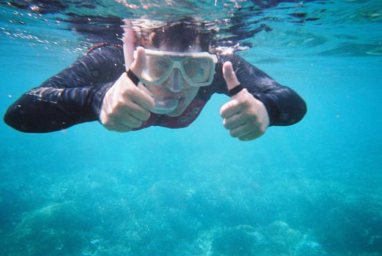 Volgens mij betekent dit in duiktaal "naar boven" maar in snorkel taal betekent dit ........ "pas op, het is hier nat, straks glijd je uit".