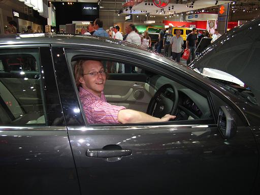 In de showroom en nu al pech (zie motorkap)........ echt Holden.