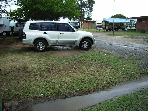 Zo zag de camping er dus uit na een paar nachtjes regen, let even op de rivier in de voorgrond.