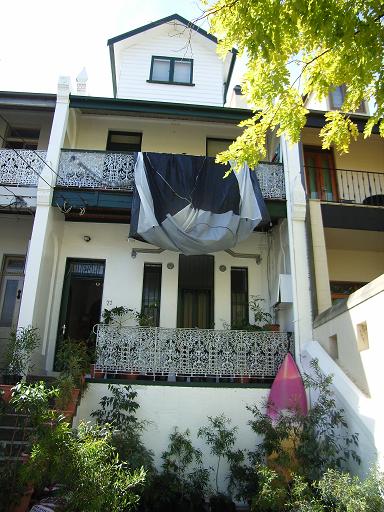 De tent hangt te drogen aan ons balkon.