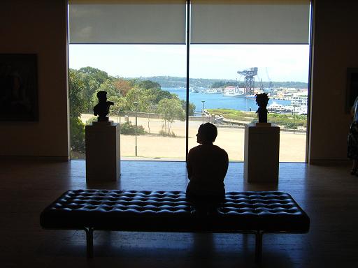 Lianne bewondert het uitzicht vanuit de Art Gallery, ze kijkt nu op de Wooloomooloo werf.