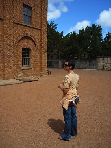 Lianne voor de Hyde Park barracks.