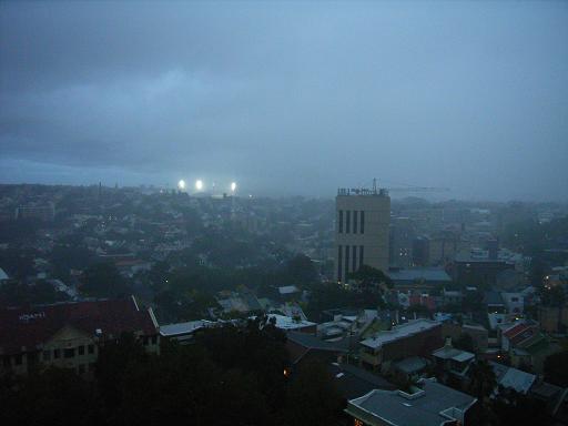 die lampen in de verte behoren tot de Sydney Cricket ground, als die lampen aanzijn hoeven wij in de woonkamer geen licht aan te doen.....