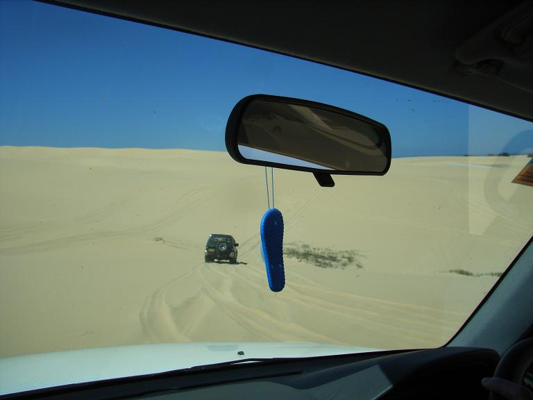 Een mooie slippert aan de spiegel........ da's zo'n geurding (hoe ironisch, een schoen die een frisse lucht verspreid....... kan je nagaan hoed de auto voorheen rook).