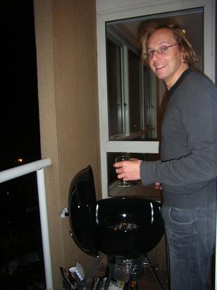 Er waaide net allemaal rook in m'n ogen vandaar kijk ik zo........ het was echt het eerste glas wijn iwat ik in m'n hand heb!