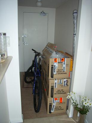 De nieuwe gang........ geen paard maar wel een mountainbike in de gang.....totdat we een schuur / kooi hebben in de parkeergarage.