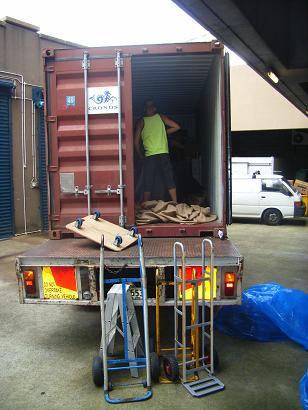 De container was door het water iets gekrompen......