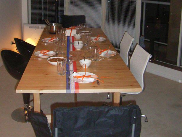 De, voor de gelegenheid, Nederlands opgedekte tafel.