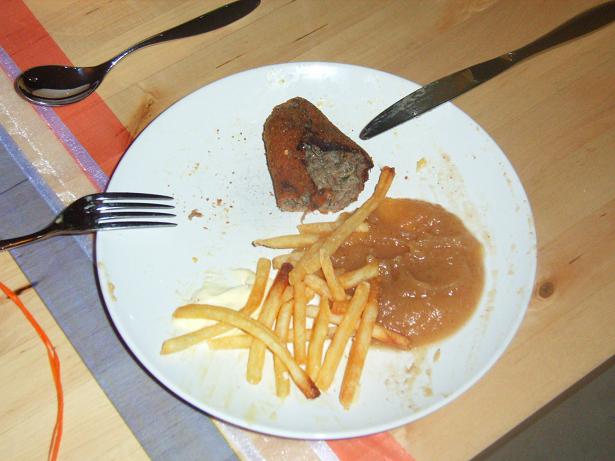 En zo zagen ze eruit na een 4 minuten durend badje van frituurvet........ net als van de Appie Heijn..... maar dan een stuk bewerkelijker. En de appelmoes is ook zelfgemaakt overigens.