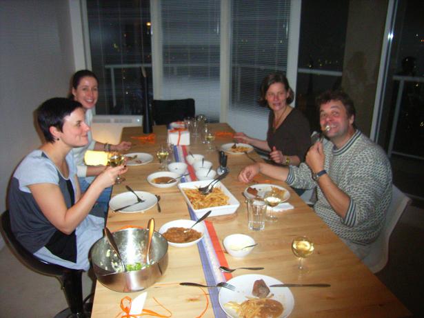 En daar zitten we dan, van links naar boven en van onder naar rechts....... Lianne, Sabine, Ellen en Michael Aan de friet, kroket en appelmoes.