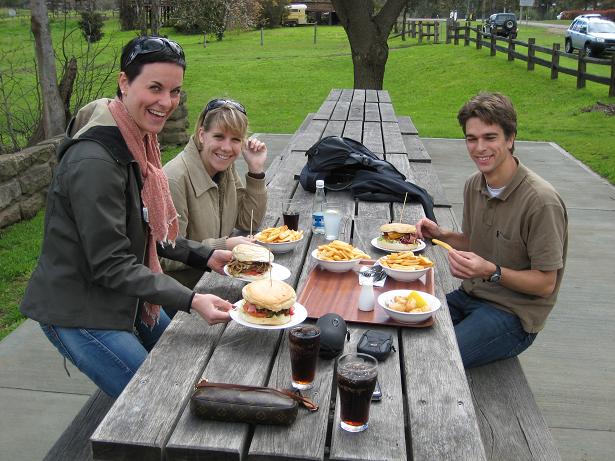 De lunch op de heenweg...... een burgerTJE.