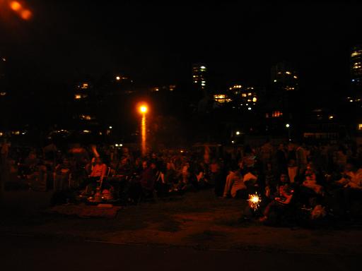 Drukte bij Rushcuttersbay...... ons vuurwerk in NL kreeg altijd wel "voldoende" aandacht maar dit is overdreven.