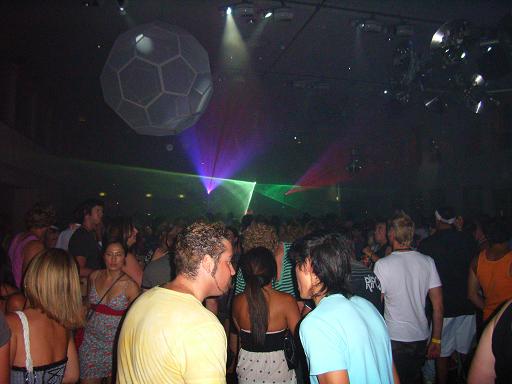 In de zaal voor 12 uur.
