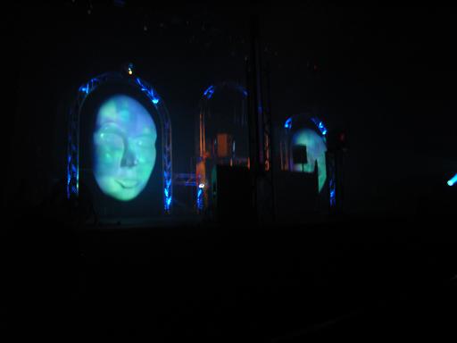 Het podium bij Carl Cox, erg grappig.