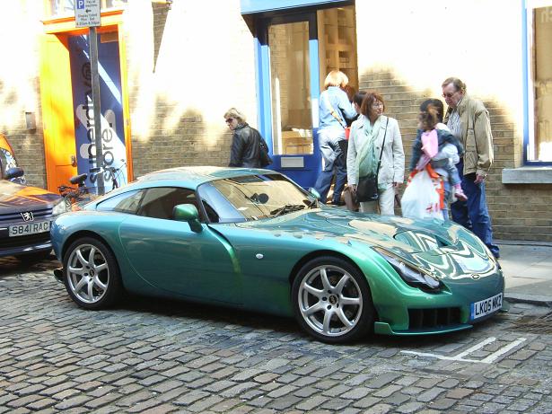 Ja mam, dit is dus een eeuuuhh..... auto (TVR Sagaris).