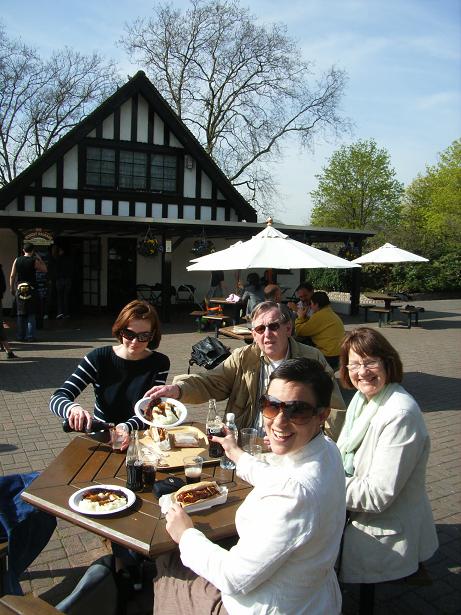 En weer gezellig buiten eten......" Bangers & Mash"..... gelukkig smaakt het beter dan dat het klinkt.