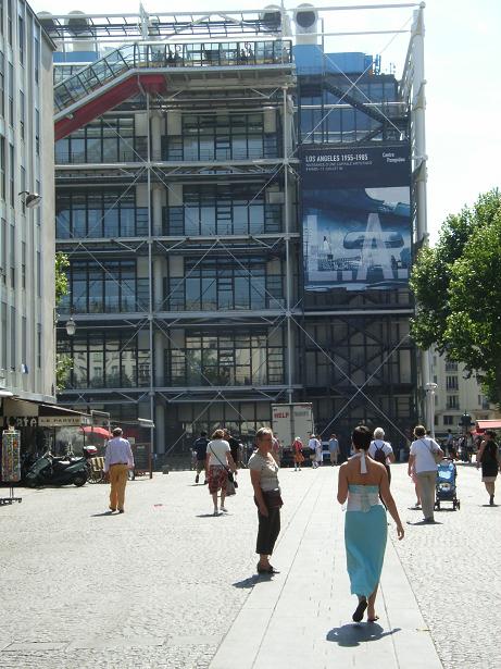Centre Georges Pompidou met voorop de foto de familie.