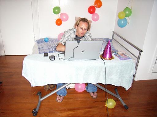 De videoconferencing stellage........ let ook even op de ballonnen (alsof je die over het hoofd kan zien).