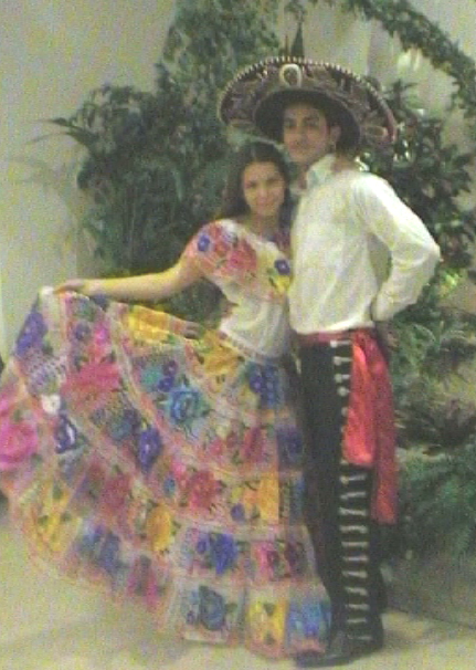 mariachi band cantando dancers