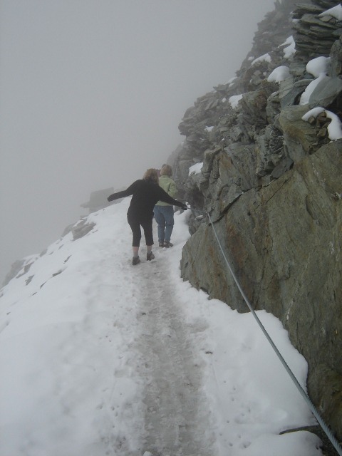 Click to enlarge: Descending while holding ropes