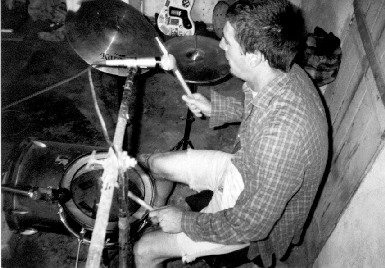 "J�nior 1998, Rehearsal and his "drums ????" .