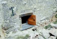 Finestra bagno finita Aprile 2000.jpg (38040 byte)