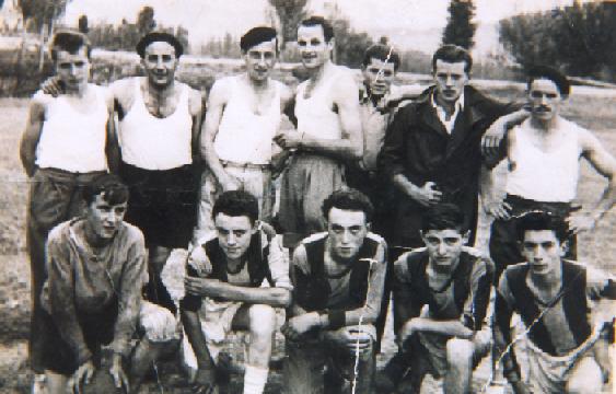 Jugando al futbol en los a�os 50.