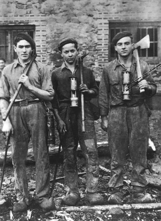 En la Plaza de arriba del Grupo Bardaya en el a�o 1942.