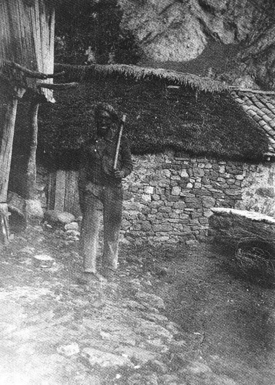 Un minero llega a su casa de Correcillas con el hacho al hombro.