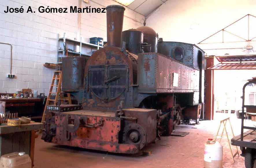 Locomotora HVL n&ordm; 3 en la estaci&oacute;n de La Poveda.
