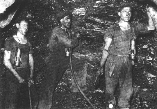 Arrancando carbon con el martillo neumatico a finales de los a�os cuarenta.