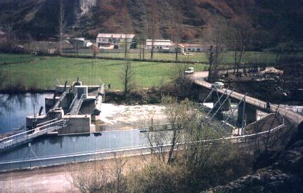 Presa y canal de entrada de la central electrica.