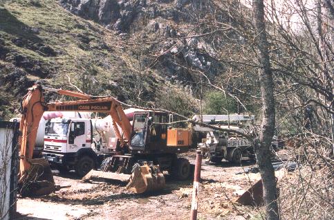 Hormigoneras, bomba de hormigon y excavadora.