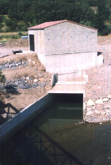 Edificio que alberga la turbina y canal de salida del agua.