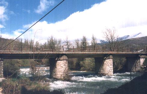 El puerto visto desde aguas abajo del puente de Orzonaga.