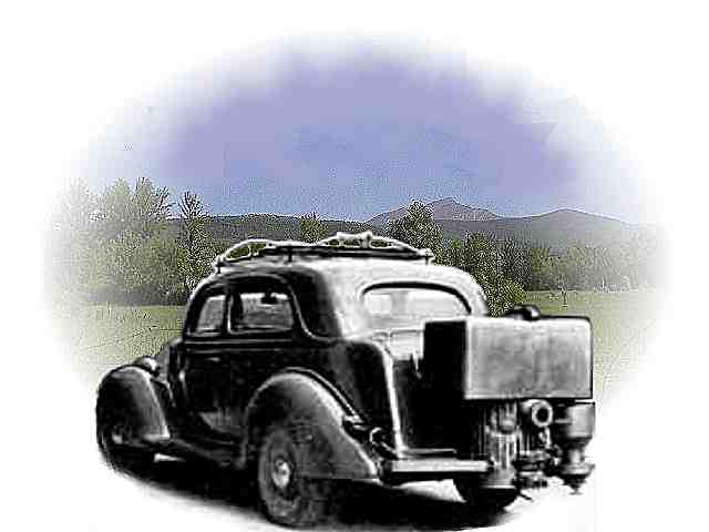 Antiguo coche de gasogeno con el Pico Polvoredo al fondo.