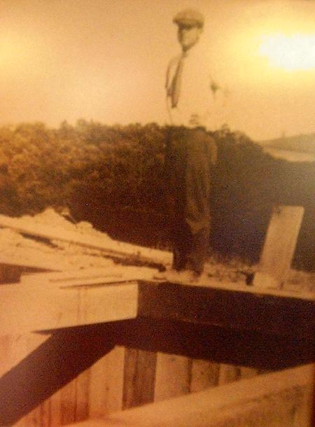 CLOSE-UP OF UNIDENTIFIED MAN