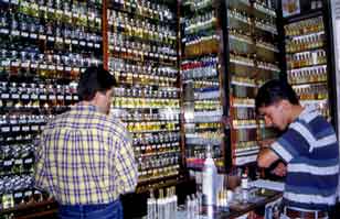Prodajalna parfum�kov ob ulici v Ammanu