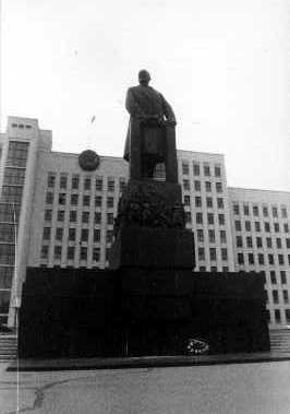 minsk-01-lenin.jpg (9394 bytes)