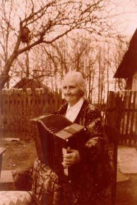 mociute_muzika.jpg (25860 bytes)