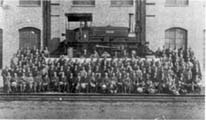 Locomotora La Portea en Talleres Liniers con Ingenieros y Tecnico. Circa 1922