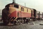 Locomotora EE #5775 con local llegando a estacin Saenz. Circa 1974. Foto Jorge San Martn
