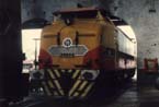 Locomotora Alsthom 8017 detenida en interior del Deposito Tandil -Circa 1975 Miguel Angel Pignataro. 
