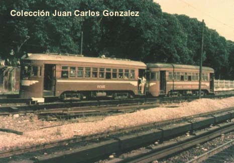 Vista de dos coches ex Lacroze 407 en servicio, partiendo desde Federico Lacroze hacia Lynch.Circa 1960 - Coleccion: Juan C.Gonzalez