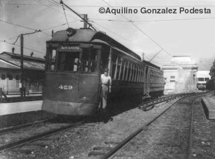 Vistas de dos coches ex Lacroze, 429 detenidos en Chacarita esperando la partida a San Martin,observar la nueva estacion detras en construccion y atras de los coches la vieja estacion.Circa 1950 - Aquilino Gonzalez Podesta 