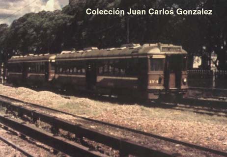 Vista de una formacion de coches electricos 1745 en la salida de la Est. Fco.Lacroze - Circa 1960 - Coleccion Juan C.Gonzalez 