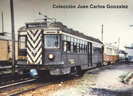 Vista de Coche Electrico 3735 en formacion doble en la salida de la estacion Lynch con ambos esquemas de pintura - Circa 1966 - coleccion Juan C.Gonzalez